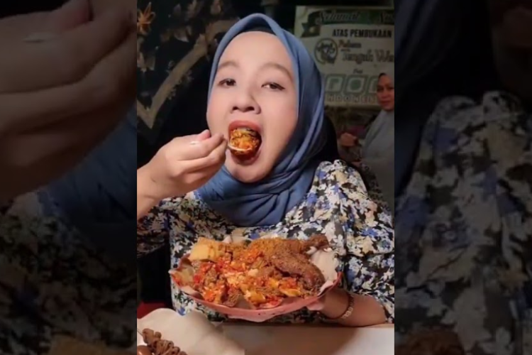 Profil Wikietika 'Halo Rek', Food Vlogger Berhijab yang Viral Karena Goyang Dada Bikin Para Cowok Betah Nonton