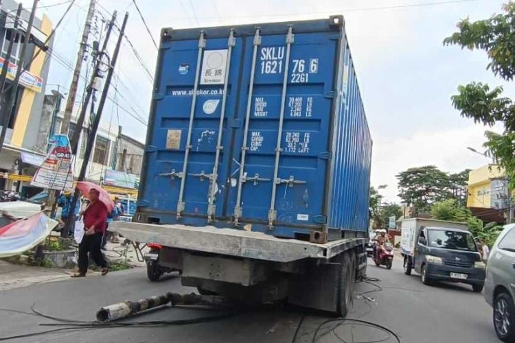 Kronologi Truk Kontainer Tabrak Tiang Listrik di Jalan MP Mangkunegara Palembang, Diduga Sopir Kaget Menghindari Sepeda Motor