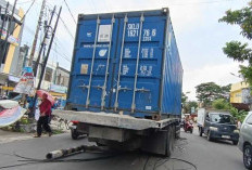 Kronologi Truk Kontainer Tabrak Tiang Listrik di Jalan MP Mangkunegara Palembang, Diduga Sopir Kaget Menghindari Sepeda Motor